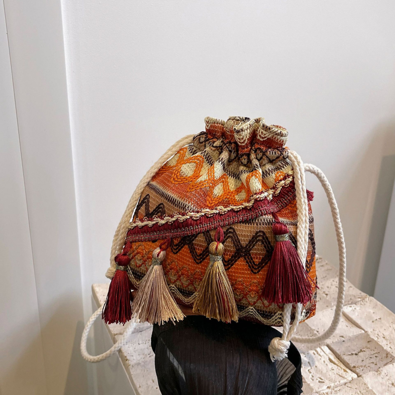 Чанта-кофа, плетена материя, уличен стил, хоризонтално квадратна форма, пролет 2024