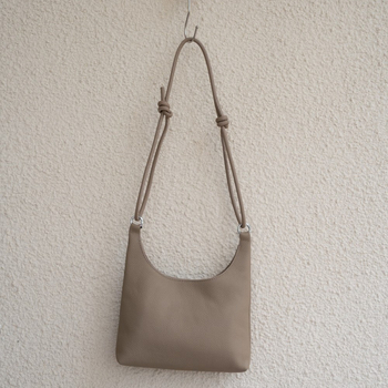 Geantă crossbody din piele de vițel de top, cu fermoar, formă ovală, căptușeală din poliester, iarna 2024