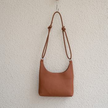 Τσάντα crossbody από δέρμα πρώτου στρώματος βοδινού, με φερμουάρ, οβάλ σχήμα, πολυεστερική επένδυση, Χειμώνας 2024