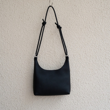 Τσάντα crossbody από δέρμα πρώτου στρώματος βοδινού, με φερμουάρ, οβάλ σχήμα, πολυεστερική επένδυση, Χειμώνας 2024