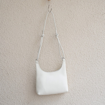 Τσάντα crossbody από δέρμα πρώτου στρώματος βοδινού, με φερμουάρ, οβάλ σχήμα, πολυεστερική επένδυση, Χειμώνας 2024