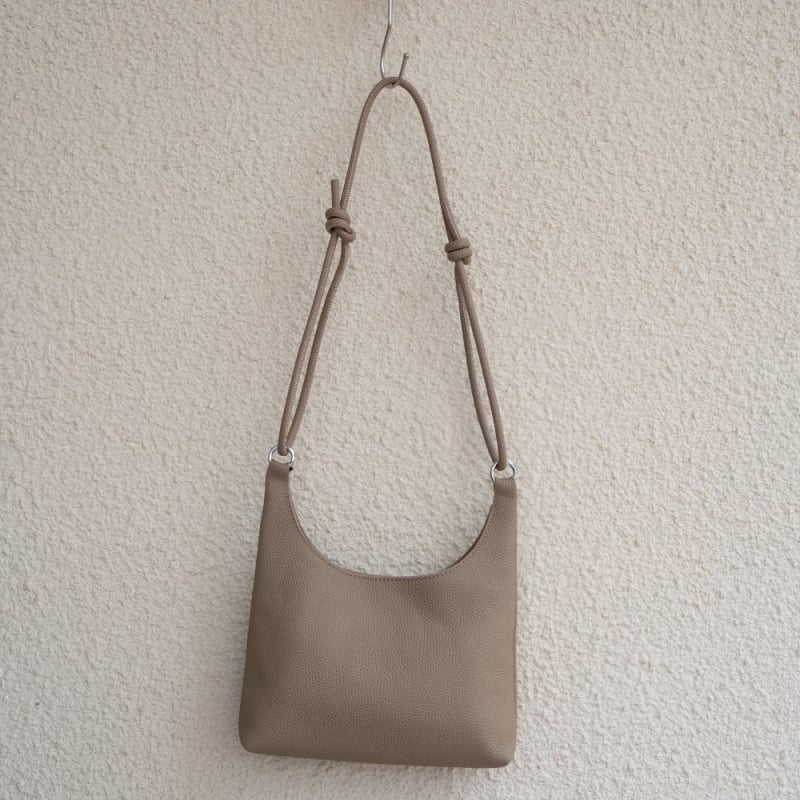 Geantă crossbody din piele de vițel de top, cu fermoar, formă ovală, căptușeală din poliester, iarna 2024