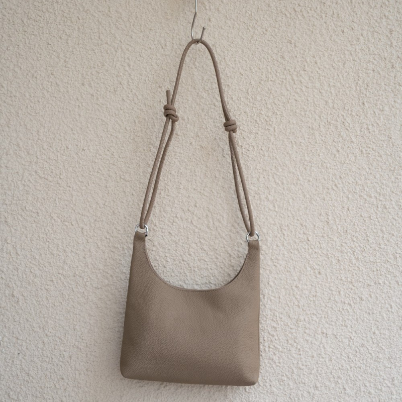 Geantă crossbody din piele de vițel de top, cu fermoar, formă ovală, căptușeală din poliester, iarna 2024