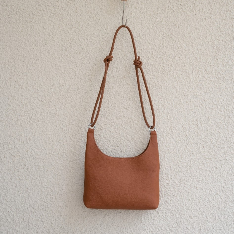 Geantă crossbody din piele de vițel de top, cu fermoar, formă ovală, căptușeală din poliester, iarna 2024