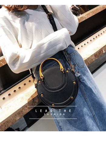 PU női kör alakú crossbody táska telefon- és igazolványtartó zsebbel, cipzáros nyitás, puha anyag, egy vállpánt, szabadidős utazásokhoz.