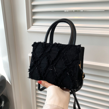 Τσάντα μεταφοράς σε street style για καθημερινή χρήση — καουμποϊστικό ύφασμα, οριζόντιο τετράγωνο σχήμα, φερμουάρ, επένδυση από συνθετικό δέρμα, καλοκαιρινό μοντέλο 2024