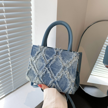 Τσάντα μεταφοράς σε street style για καθημερινή χρήση — καουμποϊστικό ύφασμα, οριζόντιο τετράγωνο σχήμα, φερμουάρ, επένδυση από συνθετικό δέρμα, καλοκαιρινό μοντέλο 2024