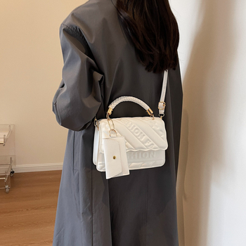 Γυναικεία τσάντα PU σε στυλ δρόμου, οριζόντιο τετράγωνο σχήμα, κλείσιμο με φερμουάρ, επένδυση πολυεστέρα, τρισδιάστατος εξωτερικός σχεδιασμός, μιά λαβή, θήκη για κινητό, κατάλληλη για καθημερινή χρήση, Καλοκαίρι 2023