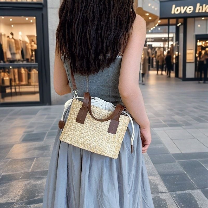 Geantă de umăr bucket din pai, căptușeală poliester, închidere cu șnur, formă orizontală pătrată