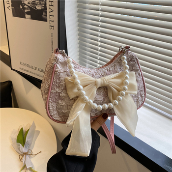 Oxford anyagú crossbody táska street-stílusban, puha kialakítás, vízszintes négyszögletes forma, cipzáros nyitás, poliészter bélés, rejtett cipzáros zseb, belső zseb, dupla vállpánt