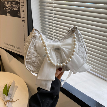 Oxford anyagú crossbody táska street-stílusban, puha kialakítás, vízszintes négyszögletes forma, cipzáros nyitás, poliészter bélés, rejtett cipzáros zseb, belső zseb, dupla vállpánt