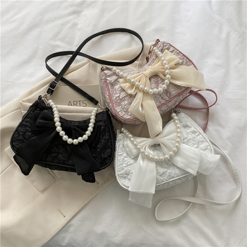 Oxford anyagú crossbody táska street-stílusban, puha kialakítás, vízszintes négyszögletes forma, cipzáros nyitás, poliészter bélés, rejtett cipzáros zseb, belső zseb, dupla vállpánt