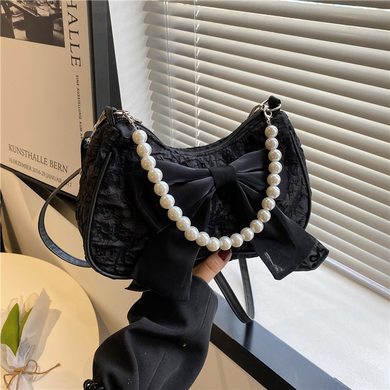 Oxford anyagú crossbody táska street-stílusban, puha kialakítás, vízszintes négyszögletes forma, cipzáros nyitás, poliészter bélés, rejtett cipzáros zseb, belső zseb, dupla vállpánt