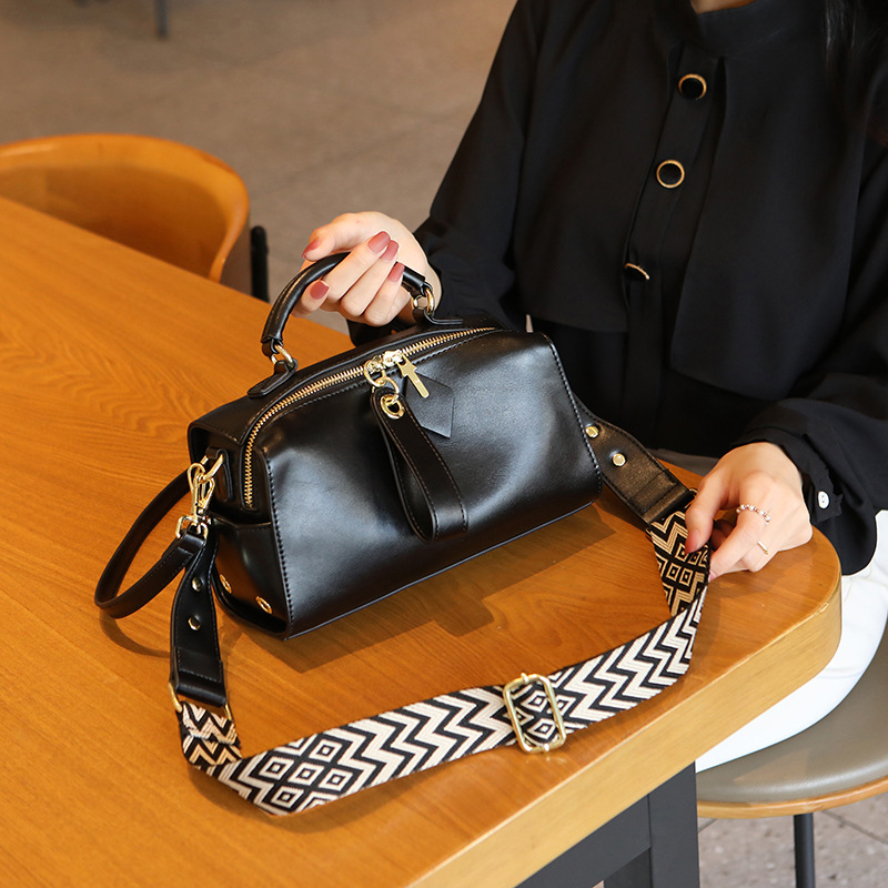 Vállon átívelő Pillow Bag - Urban Simplicity, PU, vízszintes négyszög alakú, cipzár