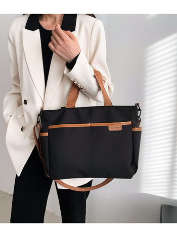 Νάιλον Τσάντα Tote σε στυλ Urban Simplicity με κλείσιμο φερμουάρ, οριζόντια τετράγωνη μορφή, επένδυση πολυεστέρα, διπλοί ιμάντες, εσωτερικές θήκες με φερμουάρ, θήκη κινητού και θήκη για ID