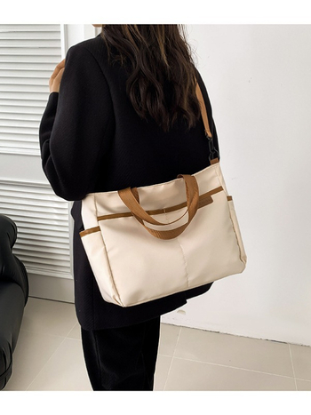 Νάιλον Τσάντα Tote σε στυλ Urban Simplicity με κλείσιμο φερμουάρ, οριζόντια τετράγωνη μορφή, επένδυση πολυεστέρα, διπλοί ιμάντες, εσωτερικές θήκες με φερμουάρ, θήκη κινητού και θήκη για ID
