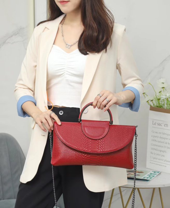 Valódi bőrből készült clutch táska — első réteg marhabőrből, envelope stílus, mágneses zár, poliészter bélés