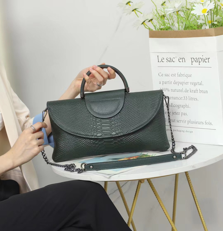 Valódi bőrből készült clutch táska — első réteg marhabőrből, envelope stílus, mágneses zár, poliészter bélés