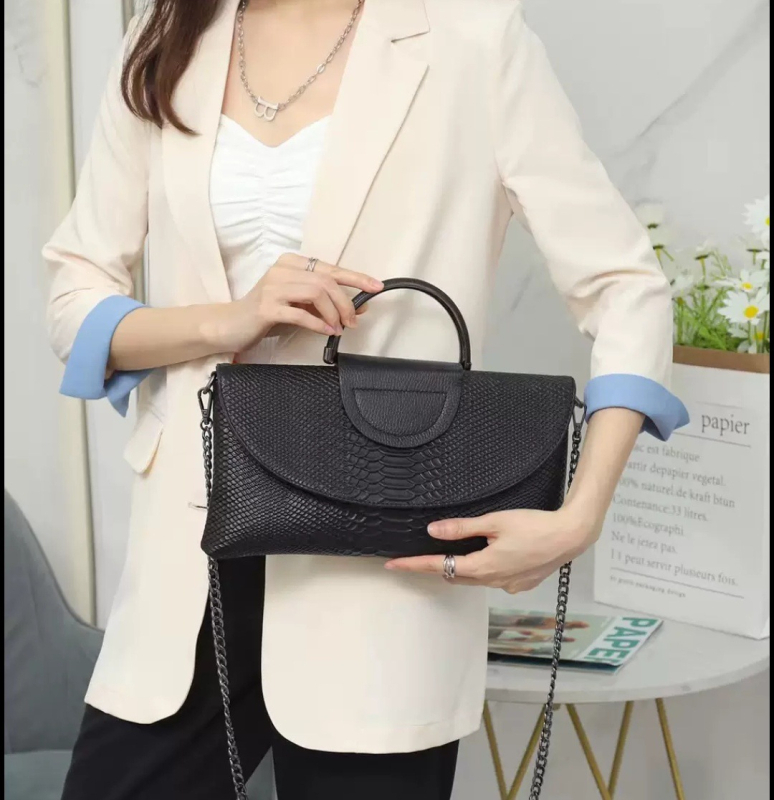 Valódi bőrből készült clutch táska — első réteg marhabőrből, envelope stílus, mágneses zár, poliészter bélés