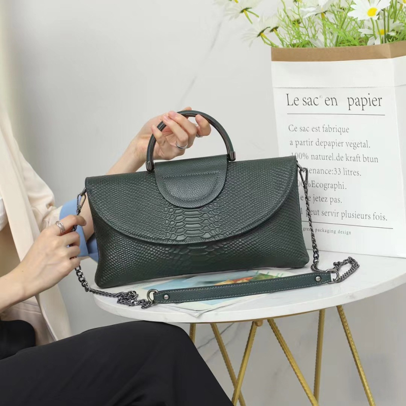Valódi bőrből készült clutch táska — első réteg marhabőrből, envelope stílus, mágneses zár, poliészter bélés