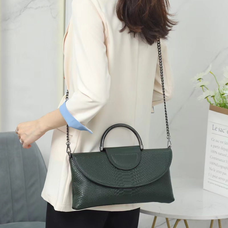 Valódi bőrből készült clutch táska — első réteg marhabőrből, envelope stílus, mágneses zár, poliészter bélés