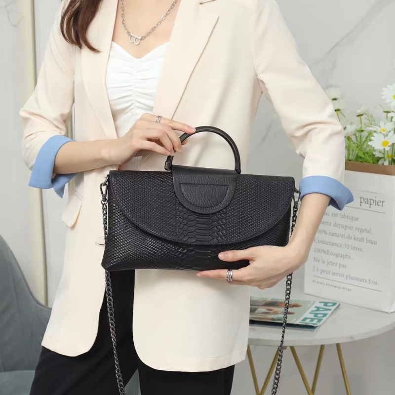 Valódi bőrből készült clutch táska — első réteg marhabőrből, envelope stílus, mágneses zár, poliészter bélés