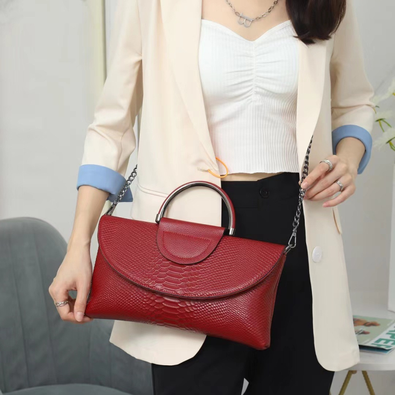 Valódi bőrből készült clutch táska — első réteg marhabőrből, envelope stílus, mágneses zár, poliészter bélés