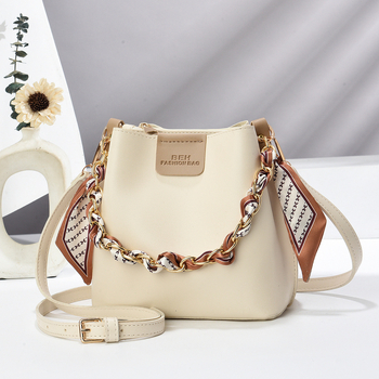 PU-anyagú bucket táska, kosár alak, mágneses zárás, belső zsebek: cipzáras zseb, telefonzseb, sandwich cipzáras zseb, egysoros vállpánt