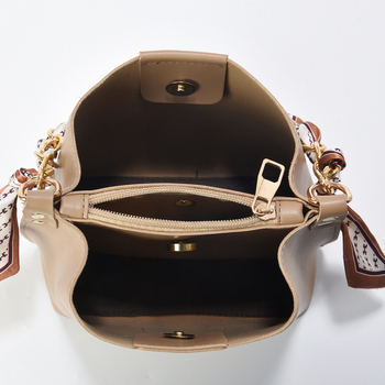 PU-anyagú bucket táska, kosár alak, mágneses zárás, belső zsebek: cipzáras zseb, telefonzseb, sandwich cipzáras zseb, egysoros vállpánt