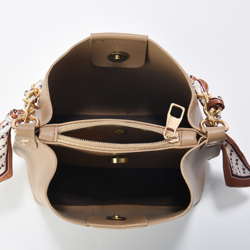 PU-anyagú bucket táska, kosár alak, mágneses zárás, belső zsebek: cipzáras zseb, telefonzseb, sandwich cipzáras zseb, egysoros vállpánt