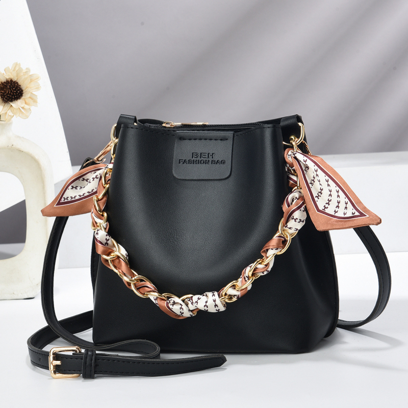 PU-anyagú bucket táska, kosár alak, mágneses zárás, belső zsebek: cipzáras zseb, telefonzseb, sandwich cipzáras zseb, egysoros vállpánt