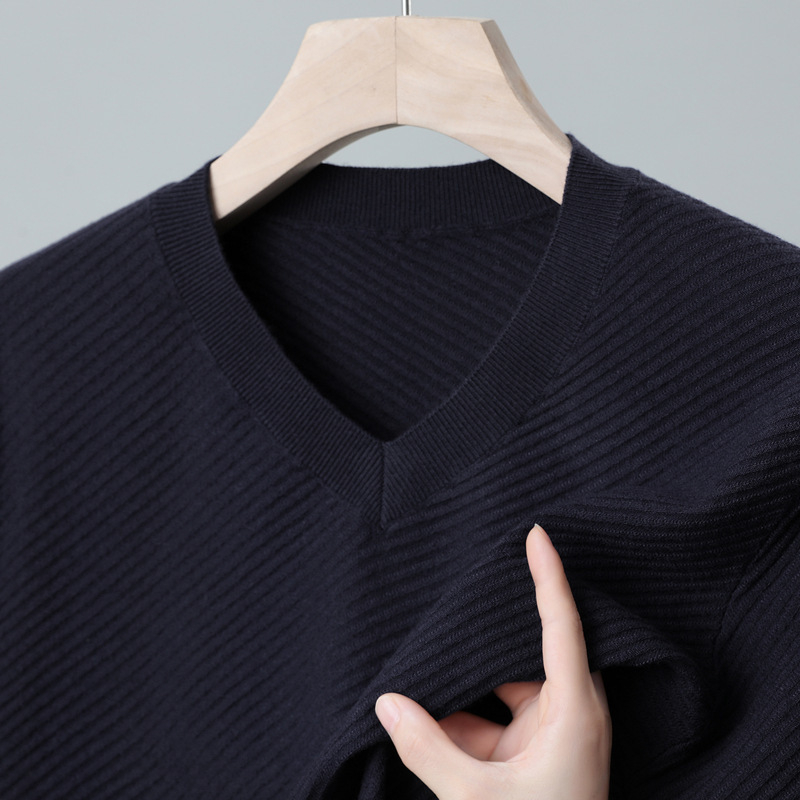 Pulover s V-izrezom, kratkim rukavima, opuštenog kroja, mješavina poliestera 57,4%