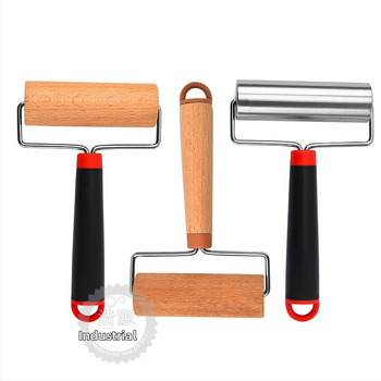 Ąžu medienos tešlos ritinimo volas – rankinis, skirtas tešlos lakštams, šiuolaikiško minimalistinio stiliaus