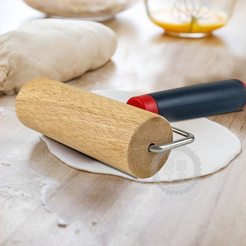 Ąžu medienos tešlos ritinimo volas – rankinis, skirtas tešlos lakštams, šiuolaikiško minimalistinio stiliaus