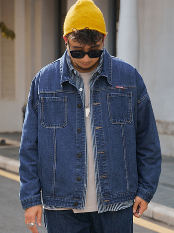 Džínsová bunda, voľný strih, batové rukávy, golier s klopou, vonkajší materiál 65% bavlna, podšívka polyester