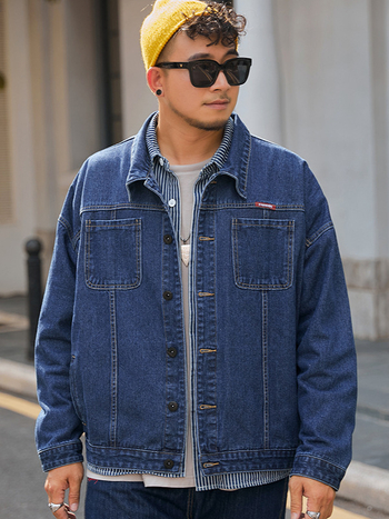 Džínsová bunda, voľný strih, batové rukávy, golier s klopou, vonkajší materiál 65% bavlna, podšívka polyester