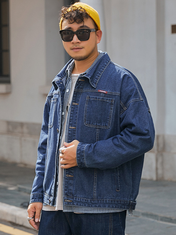 Džínsová bunda, voľný strih, batové rukávy, golier s klopou, vonkajší materiál 65% bavlna, podšívka polyester