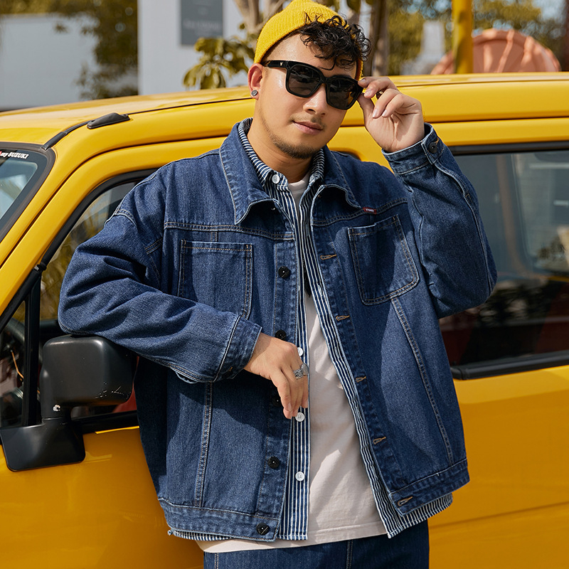 Džínsová bunda, voľný strih, batové rukávy, golier s klopou, vonkajší materiál 65% bavlna, podšívka polyester