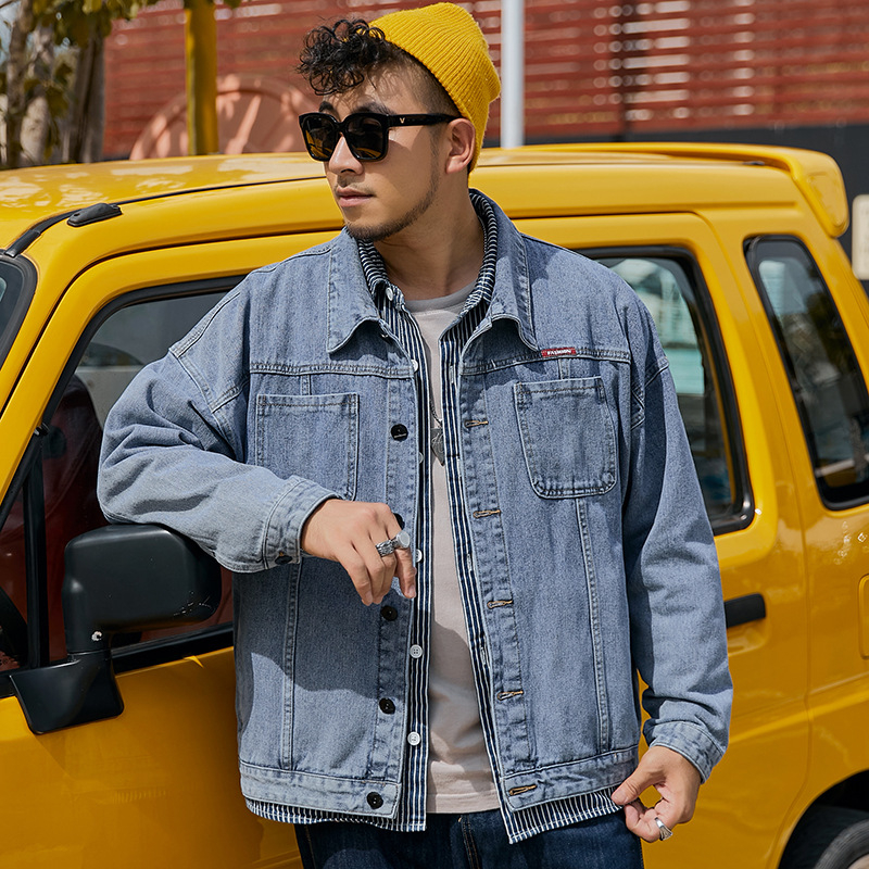 Džínsová bunda, voľný strih, batové rukávy, golier s klopou, vonkajší materiál 65% bavlna, podšívka polyester