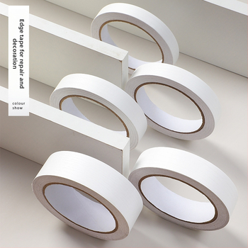 Sienos dekoratyvinė lipduko juostelė su medžio raštu; skirta sienoms, baldams ir drabužių spintų durims; juostos linijos stilius, šiuolaikinis ir minimalistinis; sienų danga