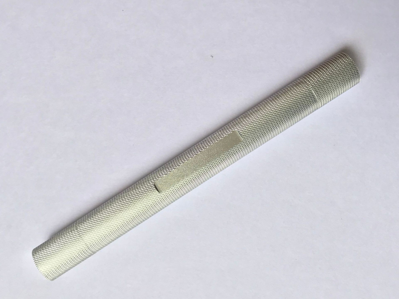 Cigarešu urbšanas instruments ar zobainu adatu – alumīnija sakausējums, pielāgojams, minimālists dizains