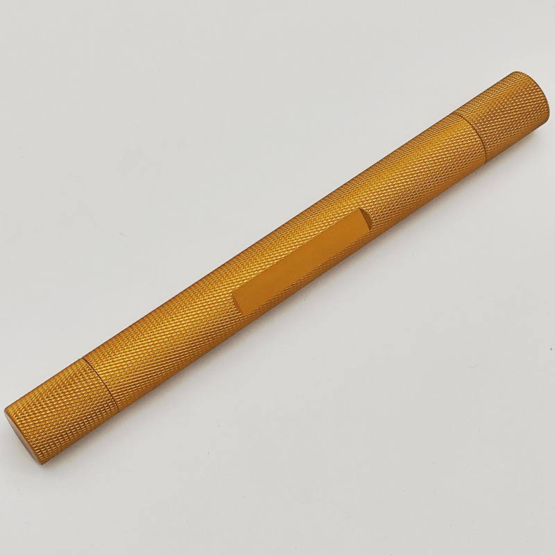 Cigarešu urbšanas instruments ar zobainu adatu – alumīnija sakausējums, pielāgojams, minimālists dizains