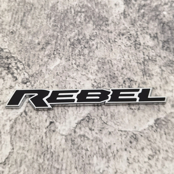 3D fém Rebel autó-embléma feliratokkal – cinkötvözet, testreszabható, ragasztóval szerelhető, autókhoz