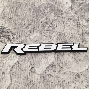 3D fém Rebel autó-embléma feliratokkal – cinkötvözet, testreszabható, ragasztóval szerelhető, autókhoz