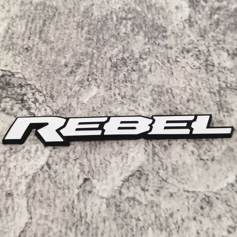 3D fém Rebel autó-embléma feliratokkal – cinkötvözet, testreszabható, ragasztóval szerelhető, autókhoz