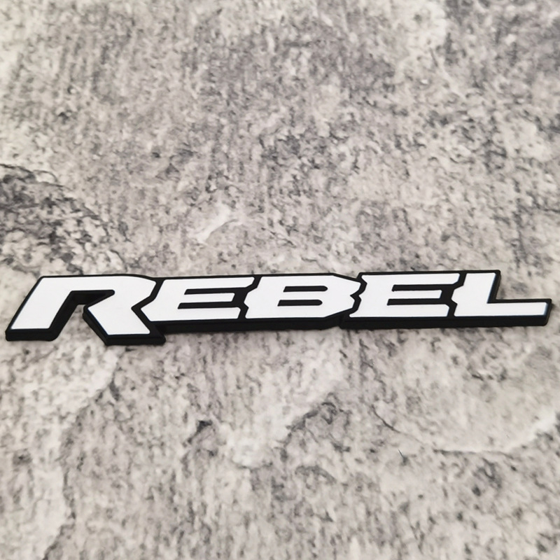 3D fém Rebel autó-embléma feliratokkal – cinkötvözet, testreszabható, ragasztóval szerelhető, autókhoz