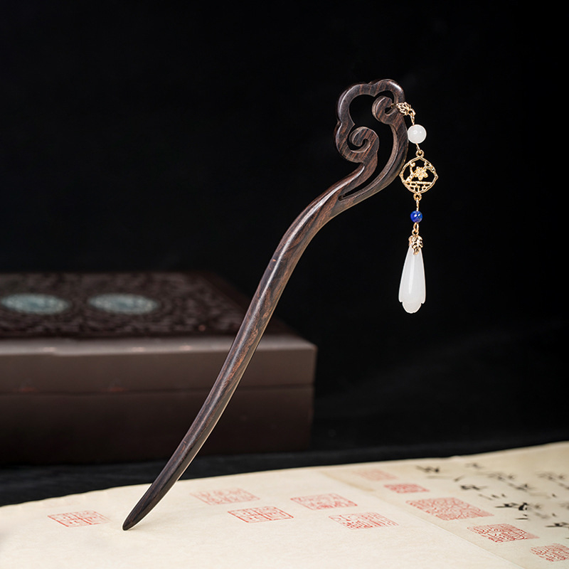 Biznesa dāvanu komplekts ar salokāmiem ventiliatoriem, koka matu sponām un logotipa drukāšanu – mūsdienīgs minimālistisks stils, piemērots konferencēm