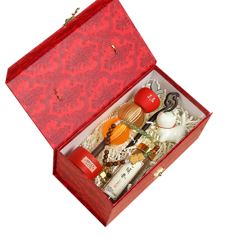 Biznesa dāvanu komplekts ar salokāmiem ventiliatoriem, koka matu sponām un logotipa drukāšanu – mūsdienīgs minimālistisks stils, piemērots konferencēm