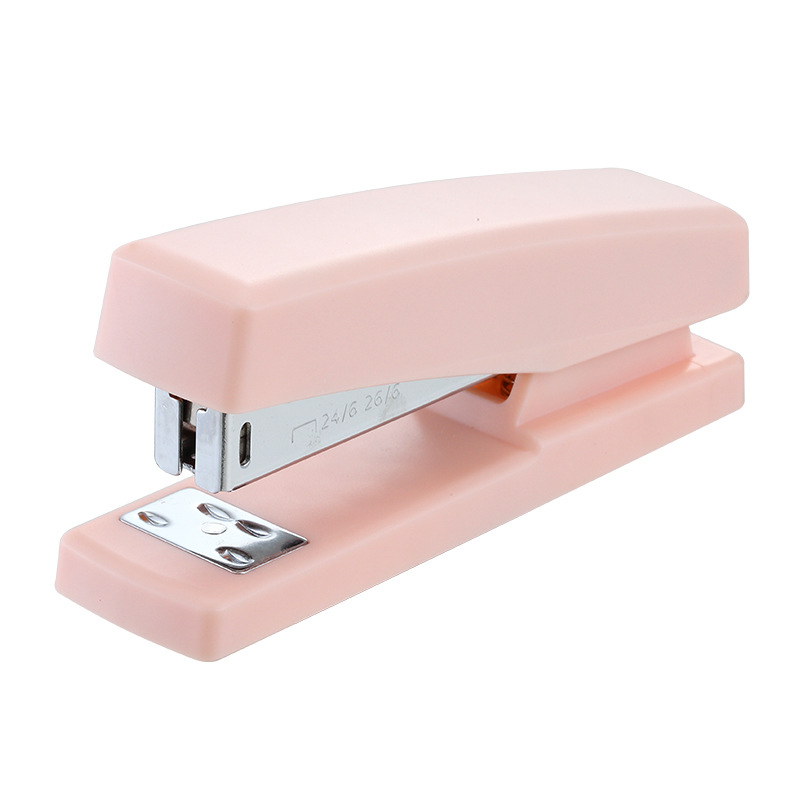 Segiklis B3113 – vidutinio tipo segiklis, įrišimo talpa 25 puslapiams, adatos tipas 24/6, įrišimų skaičius 25