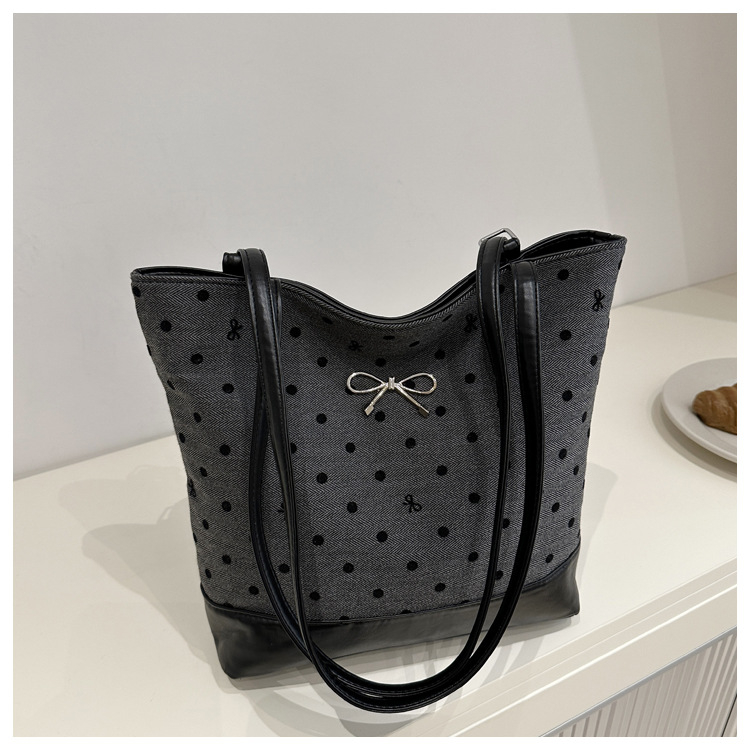 Női PU crossbody táska, városi minimalist stílus, vízszintes négyzet alakú forma, cipzáras zárás, belső cipzáras zseb